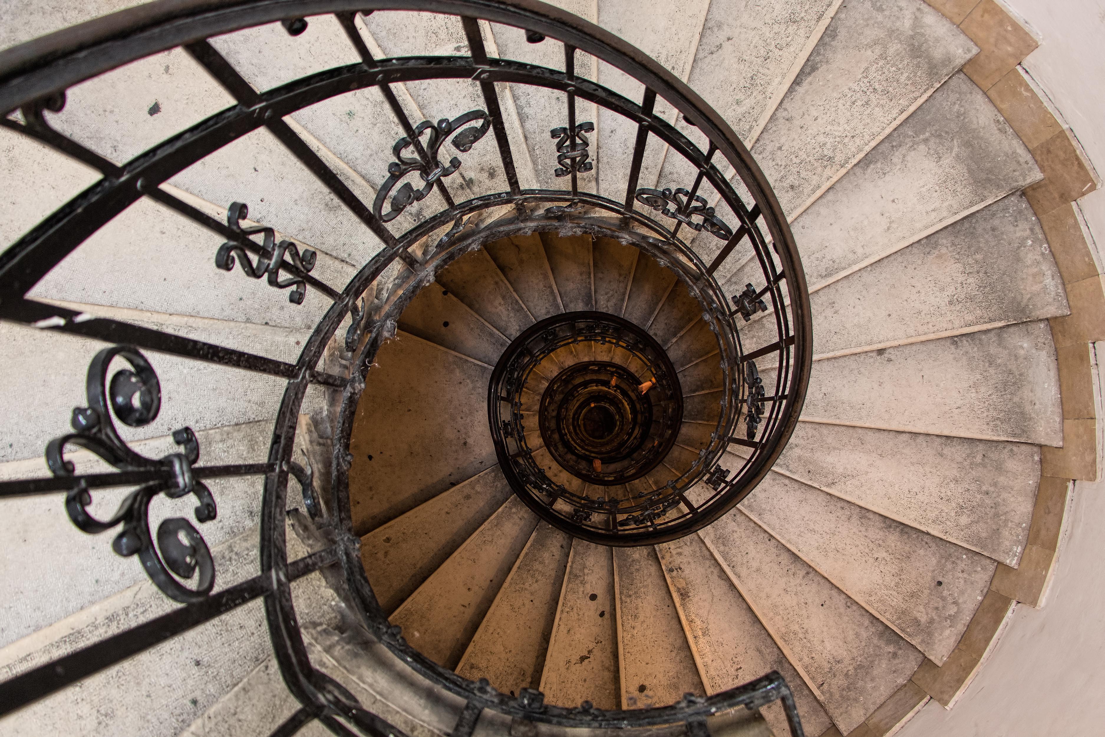 Spiral stairs in Saint Istvan Basilika in Budapest_structure